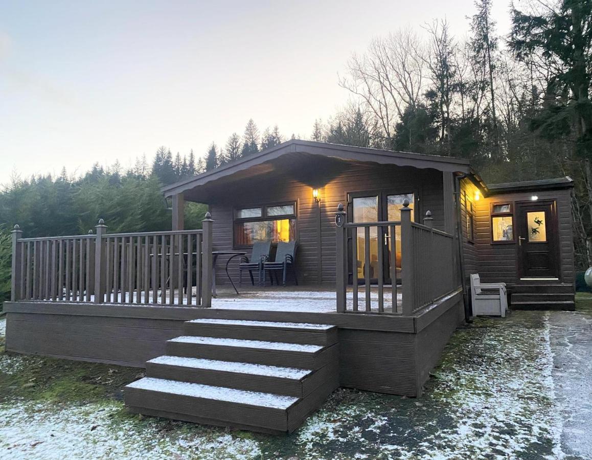 Stunning 4-Bedroom Cabin With Hot Tub In Beattock! Exterior photo