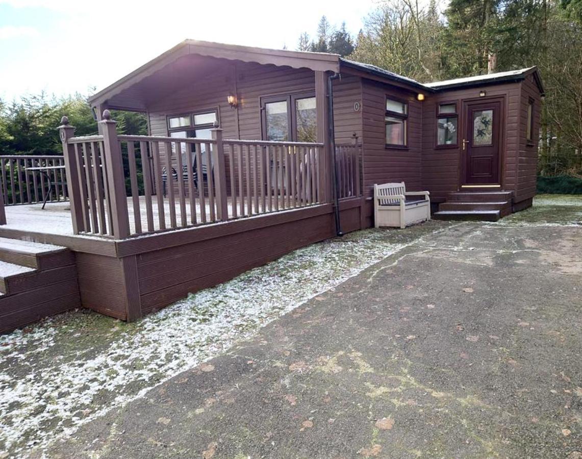 Stunning 4-Bedroom Cabin With Hot Tub In Beattock! Exterior photo